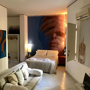 Artroom Garden Apartment